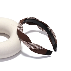 Serre-tête torsadé motif pied-de-poule et tissu marron sur support blanc élégant
