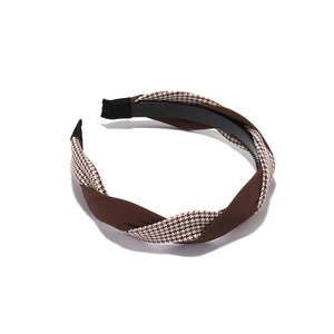 Serre-tête torsadé chic en tissu pied-de-poule marron sur fond blanc pour femmes