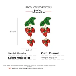 Vue détaillée des boucles d'oreilles fraises rouges avec feuilles et mesures précises
