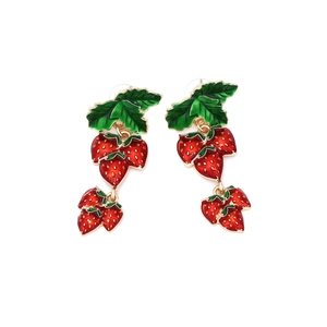 Boucles d'oreilles fraises rouges avec feuilles vertes au design fruité mignon