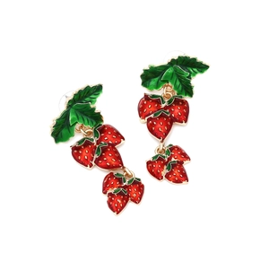 Boucles d'oreilles fraises avec feuilles vertes et détails dorés sur fond blanc pur