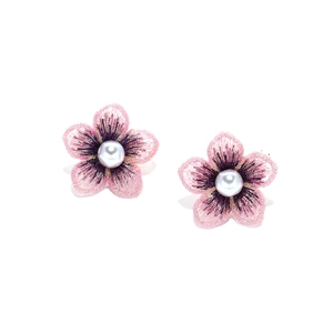 Orecchini a fiore rosa ricamati con perla bianca centrale per donne eleganti