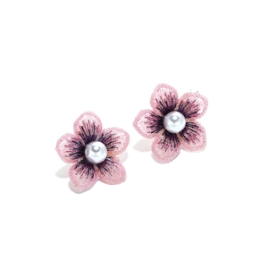 Dettaglio degli orecchini a fiore ricamati con petali rosa e perla grigia centrale