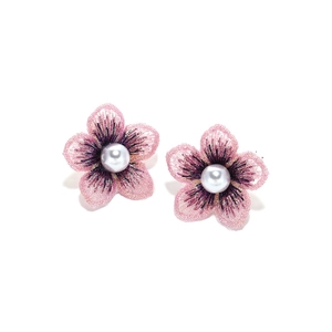 Orecchini a perno con fiori rosa ricamati e perle sintetiche bianche per donne eleganti