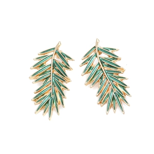 Boucles d'oreilles feuilles dorées avec émail vert et design tropical minimaliste chic