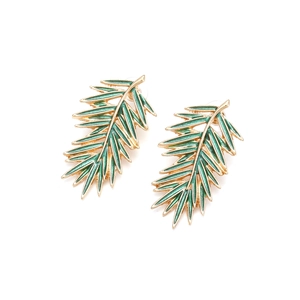 Détail de boucles d'oreilles feuilles en émail vert avec texture plaquée or sur blanc