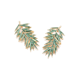 Vue détaillée de boucles d'oreilles feuilles en émail vert bordées d'or élégantes
