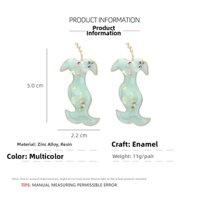 Vue détaillée des boucles d'oreilles queue de sirène en résine vert clair pailletée