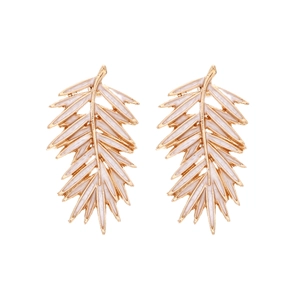 Boucles d'oreilles feuilles dorées élégantes avec émail blanc et texture palmier