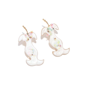 Détails de boucles d'oreilles en forme de teckel nacré avec perles colorées et dorures