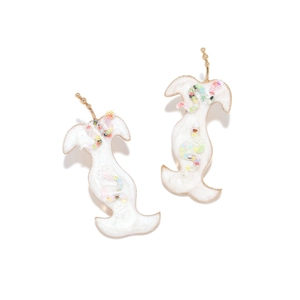 Détail de boucles d'oreilles trognon de pomme en émail blanc avec perles colorées
