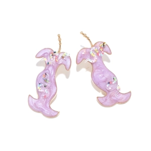 Boucles d'oreilles trognon de pomme en résine violette pailletée avec crochets dorés