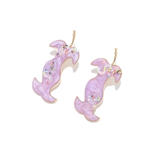 Gros plan sur boucles d'oreilles violettes à paillettes avec bordure dorée et serpent