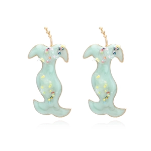 Boucles d'oreilles courbes abstraites vert clair avec perles colorées sur fond blanc