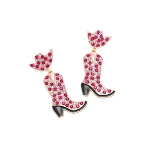 Détail de boucles d'oreilles bottes de cowboy en strass rose avec clous en forme d'étoile