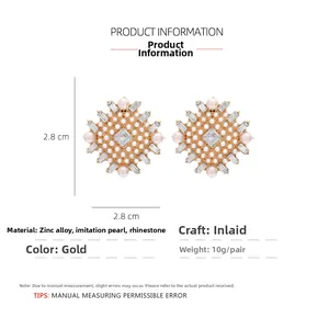 Vue détaillée des boucles d'oreilles carrées de 2,8 cm avec perles et cristaux dorés