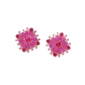 Détail des boucles d'oreilles carrées en cristal rose avec sertissage géométrique rétro
