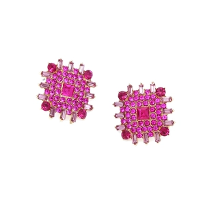 Détails macro de boucles d'oreilles carrées en cristal fuchsia et strass multicouches