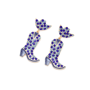 Détail de boucles d'oreilles bottes de cowboy avec strass bleus et émail marbré