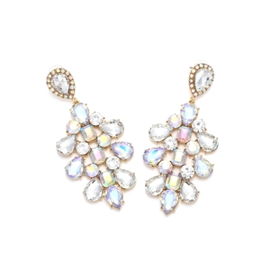 Vue détaillée des boucles d'oreilles feuilles avec strass colorés et base dorée en macro