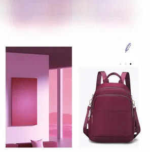 Détail du sac à dos en tissu Oxford violet avec fermetures éclair multicouches