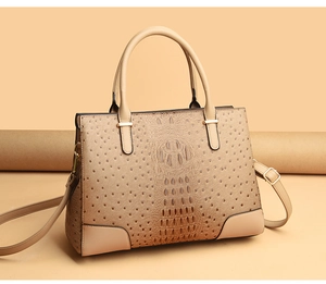 Detaillierte Nahaufnahme der Straußen- und Krokodilmuster auf der Retro Khaki Handtasche