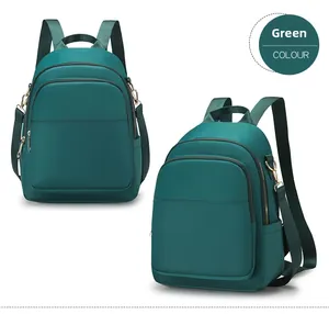 Vues de face et de côté d'un sac à dos en tissu Oxford vert montrant les poches