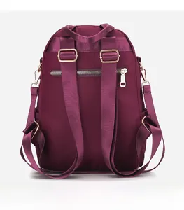Vue arrière du sac à dos oxford bordeaux avec zip antivol et détails en métal doré