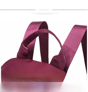 Vue détaillée de la poignée renforcée et des bretelles du sac à dos violet