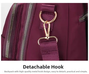 Vue macro du crochet doré amovible et de l'anneau en D sur sac à dos en nylon bordeaux
