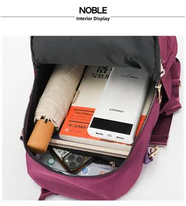 Vue détaillée de l'intérieur du sac à dos en nylon violet montrant le compartiment principal