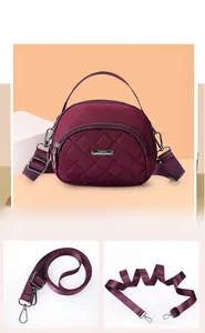 Dettaglio della borsa a tracolla in nylon bordeaux con trapuntatura a rombi e cinghia