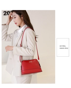 Borsa a tracolla trapuntata rossa indossata da modella asiatica con blazer beige
