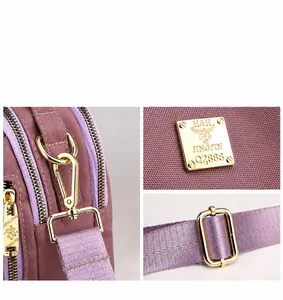 Dettaglio della borsa viola con hardware in metallo dorato di qualità e tessuto in nylon