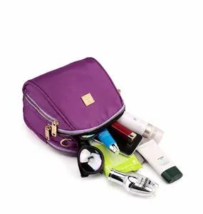 Dettaglio della borsa in nylon viola con cerniere a più strati e grande capacità interna