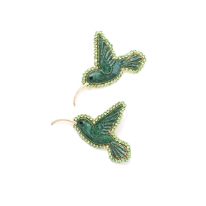 Kolibri-Ohrstecker aus grünem Emaille und glänzenden Strasssteinen in Goldoptik
