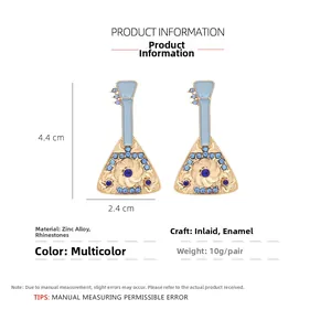 Détail boucles d'oreilles pipa chinoises avec strass bleus, taille 4,4x2,4 cm