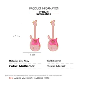 Détails des boucles d'oreilles guitare rose avec dimensions 4,5cm et finition émail