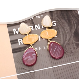 Three-tier geometric resin drop earrings with marble texture in gold twisted frames