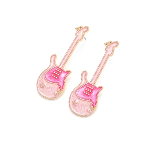 Boucles d'oreilles guitare en émail rose plaqué or avec un design de thème musical