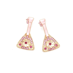 Détails macro des boucles d'oreilles pipa chinoises avec émail et strass étincelants