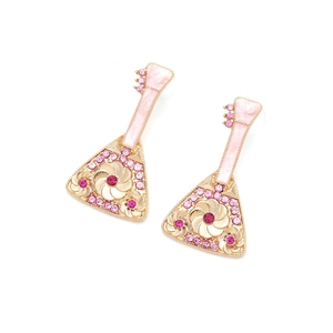 Détail de boucles d'oreilles pipa dorées avec émail rose et strass scintillants