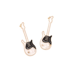 Détails de boucles d'oreilles guitare en émail noir et blanc avec bords dorés polis