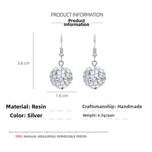 Détail macro des boucles d'oreilles disco ball montrant les dimensions 3,6 cm x 1,6 cm