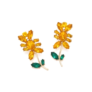 Detailansicht der Sonnenblumen-Ohrstecker mit gelben und grünen Kristallen auf Goldlegierung