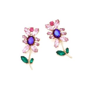 Detailansicht der Sonnenblumen-Ohrstecker mit rosa und lila Kristallen in Goldfassung