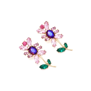 Makroaufnahme von Sonnenblumen-Ohrsteckern mit rosa und lila Kristallen in Gold