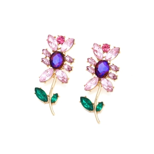 Detailansicht luxuriöser Blumenohrringe mit Kristallen in Pink und Lila auf Goldstiel