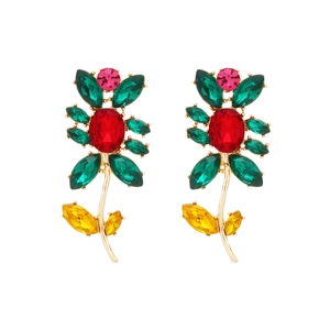 Luxuriöse Sonnenblumen-Ohrstecker mit bunten Kristallen und Vergoldung auf weißem Grund