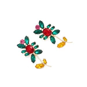 Makroansicht von Kristallblumen-Ohrringen mit bunten Strasssteinen auf Goldbasis